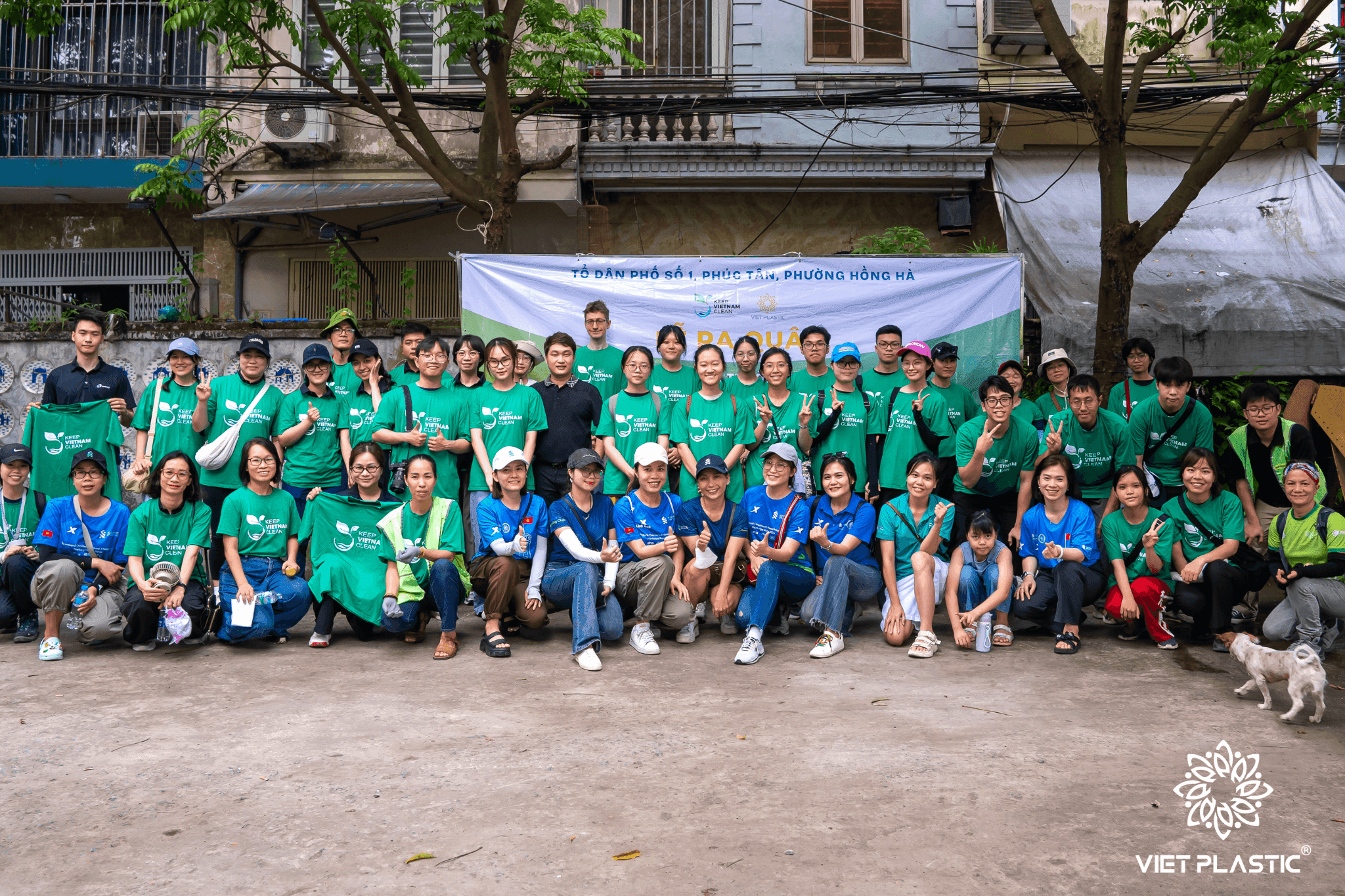 Đội ngũ VietPlastic phối hợp cùng cộng đồng trong chiến dịch thu gom rác thải nhựa