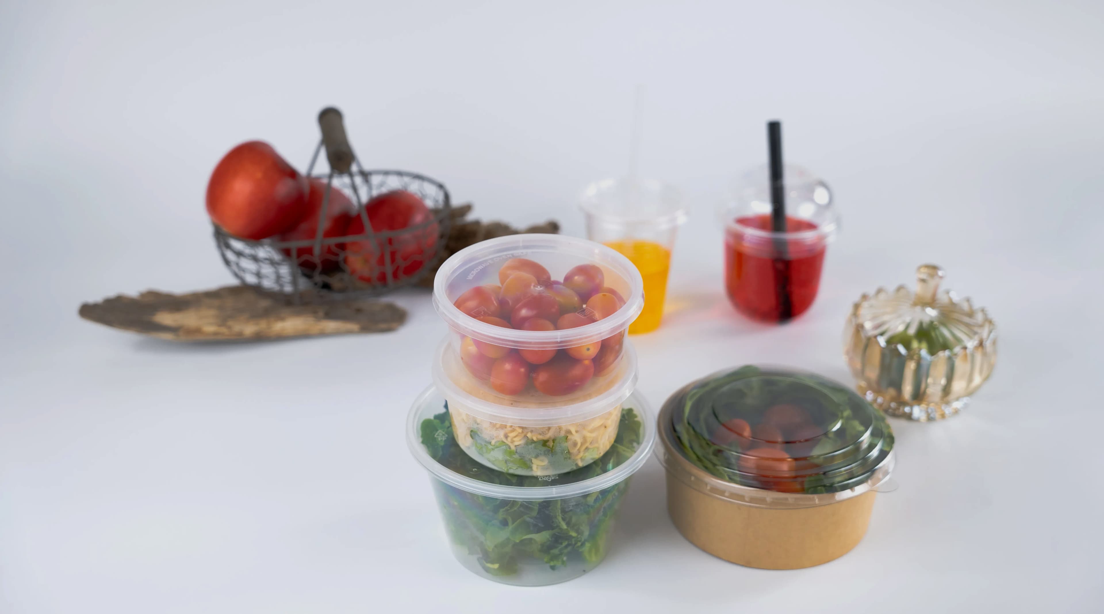 Các dòng hộp nhựa đựng thực phẩm bảo quản hoa quả, salad cùng cốc nhựa uống nước hoa quả