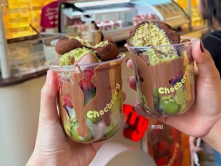 Cốc nhựa đựng socola kem kết hợp dâu tây và topping