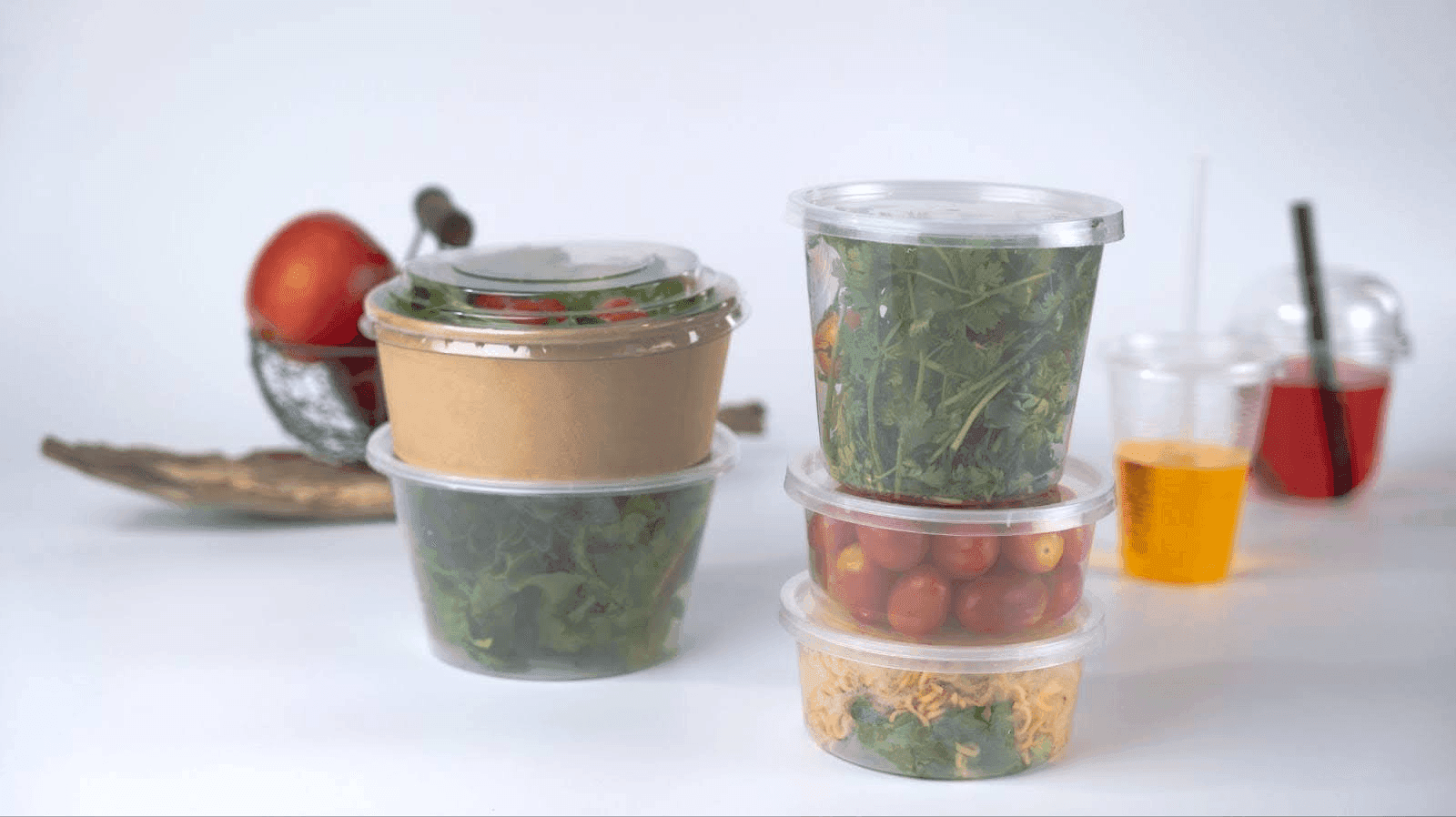 Sự kết hợp giữa tô giấy kraft nắp trong và hộp nhựa tròn định hình đựng salad, trái cây tươi cho các quán ăn healthy